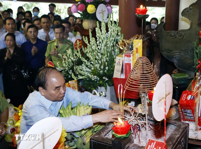 Chủ tịch nước Nguyễn Xuân Phúc và các đại biểu dâng hương tưởng niệm Bác Hồ. (Ảnh: Thống Nhất/TTXVN)