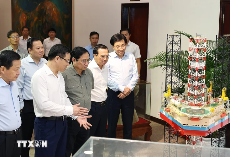 Thủ tướng Phạm Minh Chính tham quan mô hình khai thác dầu khí.(Ảnh: Dương Giang/TTXVN)