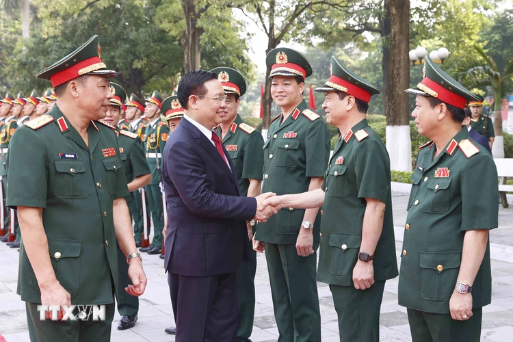 Chủ tịch Quốc hội Vương Đình Huệ với lãnh đạo Bộ Quốc phòng và cán bộ Học viện Quốc phòng. (Ảnh: Doãn Tấn/TTXVN)