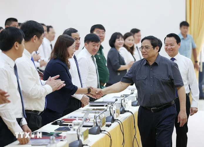 Thủ tướng Phạm Minh Chính với các đại biểu tham dự buổi làm việc. (Ảnh: Dương Giang/TTXVN)