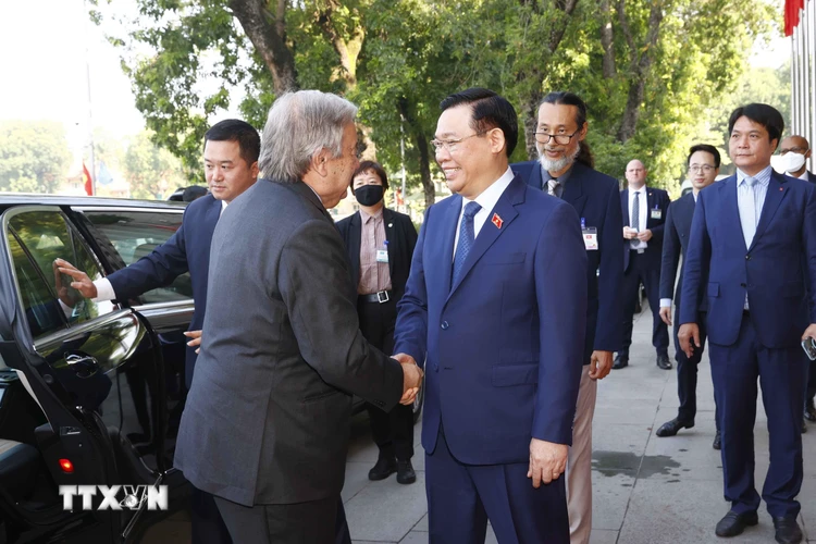 Chủ tịch Quốc hội Vương Đình Huệ đón Tổng Thư ký Liên hợp quốc António Guterres. (Ảnh: Doãn Tấn/TTXVN)
