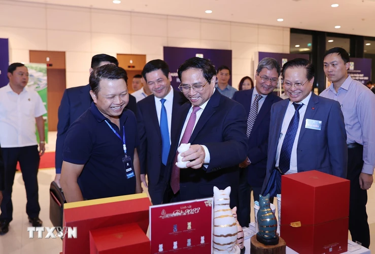 Thủ tướng Phạm Minh Chính tham quan trưng bày sản phẩm đạt Thương hiệu quốc gia Việt Nam năm 2022. (Ảnh: Dương Giang/TTXVN)
