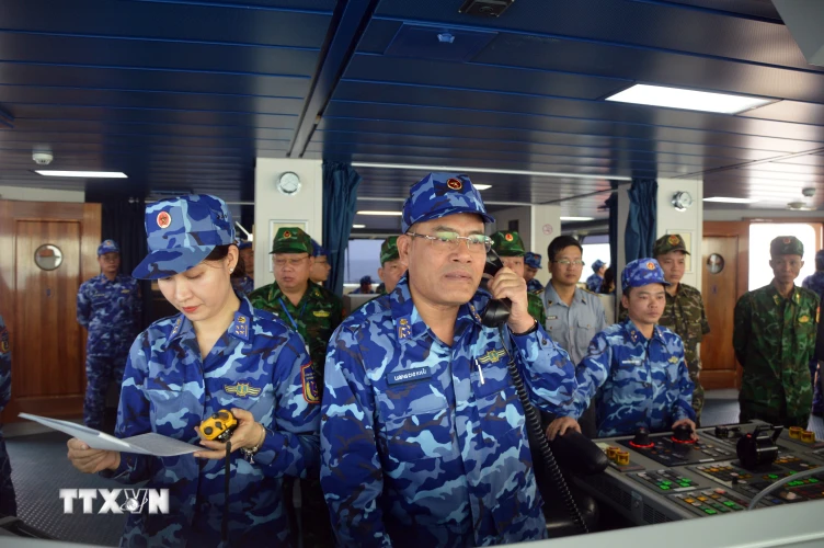 Lực lượng Cảnh sát Biển Việt Nam điện đàm với phía Cảnh sát Biển Trung Quốc. (Ảnh: TTXVN phát)