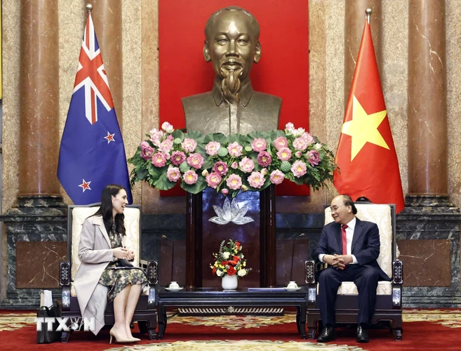Chủ tịch nước Nguyễn Xuân Phúc tiếp Thủ tướng New Zealand Jacinda Ardern. (Ảnh: Thống Nhất/TTXVN)