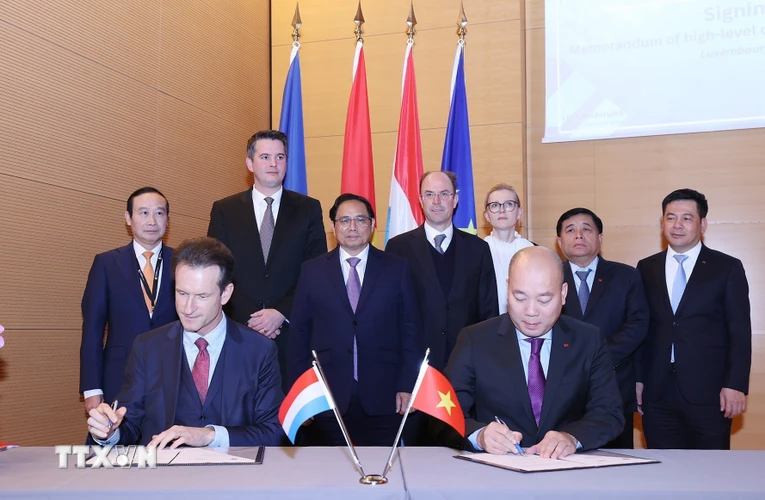 Thủ tướng Phạm Minh Chính chứng kiến lễ ký kết giữa Việt Nam và Luxembourg. (Ảnh: Dương Giang/TTXVN)