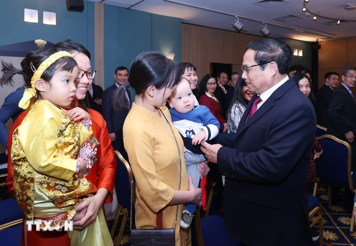 Thủ tướng Phạm Minh Chính gặp gỡ đại diện cộng đồng người Việt Nam tại Luxembourg. (Ảnh: Dương Giang/TTXVN)