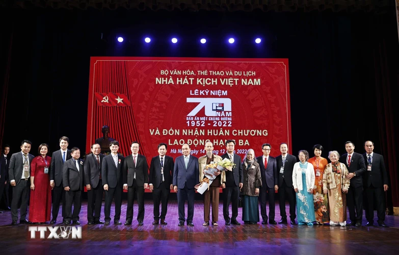 Chủ tịch nước Nguyễn Xuân Phúc cùng các đại biểu và các nghệ sỹ Nhà hát Kịch Việt Nam tại buổi lễ. (Ảnh: Thống Nhất/TTXVN)