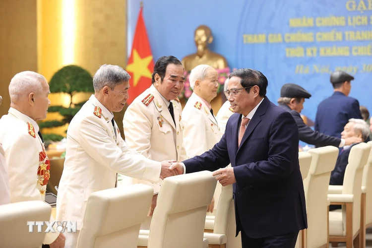 Thủ tướng Phạm Minh Chính với các nhân chứng lịch sử Công an Nhân dân. (Ảnh: Dương Giang/TTXVN)