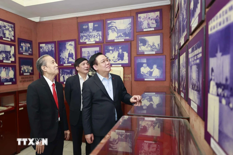 Chủ tịch Quốc hội Vương Đình Huệ tham quan phòng truyền thống của gia đình cố Chủ tịch Quốc hội Nguyễn Hữu Thọ.(Ảnh: Doãn Tấn/TTXVN)