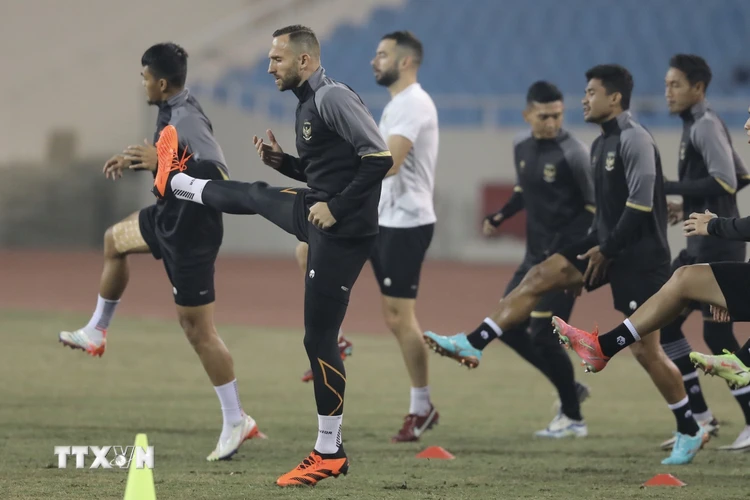 Các cầu thủ Indonesia tập luyện chuẩn bị cho trận gặp đội tuyển Việt Nam vào 19h30 tối mai (9/1). (Ảnh: Minh Quyết/TTXVN)