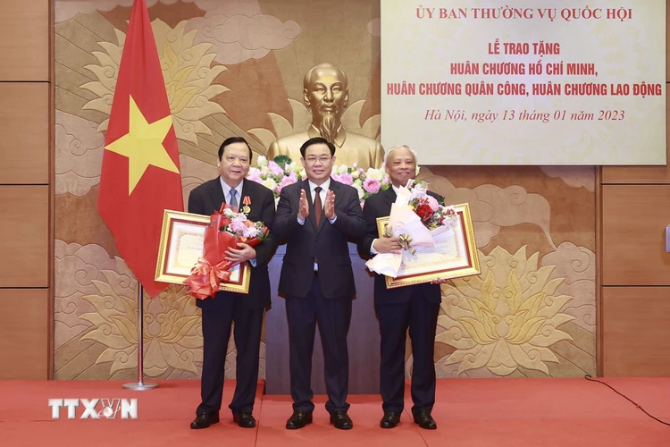 Chủ tịch Quốc hội Vương Đình Huệ trao Huân chương Hồ Chí Minh cho nguyên Phó Chủ tịch Quốc hội Uông Chu Lưu và nguyên Phó Chủ tịch Quốc hội Huỳnh Ngọc Sơn. (Ảnh: Doãn Tấn/TTXVN)