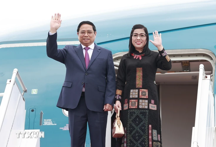 Thủ tướng Phạm Minh Chính và Phu nhân tới Sân bay quốc tế Brunei. (Ảnh: Dương Giang/TTXVN)