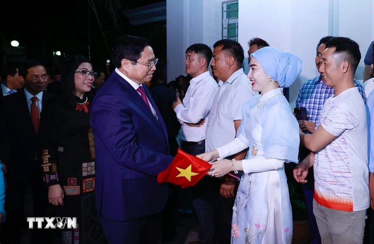 Thủ tướng Chính phủ Phạm Minh Chính và Phu nhân đến thăm cán bộ, nhân viên Đại sứ quán và đại diện cộng đồng người Việt tại Brunei. (Ảnh: Dương Giang/TTXVN)