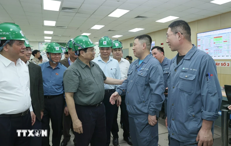 Thủ tướng Phạm Minh Chính động viên, chúc mừng cán bộ, kỹ sư và công nhân Nhà máy nhiệt điện Thái Bình 2. (Ảnh: Dương Giang/TTXVN)