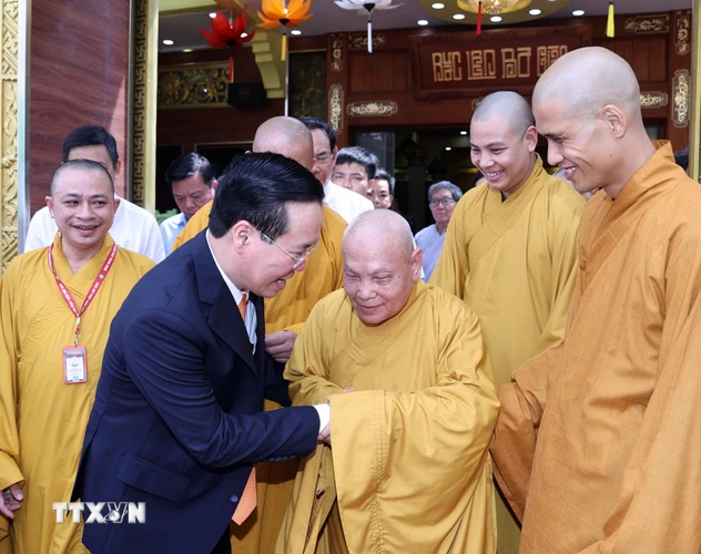 Chủ tịch nước Võ Văn Thưởng thăm, chúc mừng Hòa thượng Thích Thiện Nhơn, Chủ tịch Hội đồng Trị sự Giáo hội Phật giáo Việt Nam tại chùa Minh Đạo. (Ảnh: Thống Nhất/TTXVN)