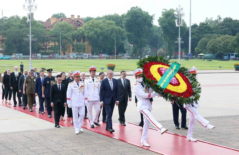 Thủ tướng Australia Anthony Albanese đến đặt vòng hoa và vào Lăng viếng Chủ tịch Hồ Chí Minh. (Ảnh: Phạm Kiên/TTXVN)