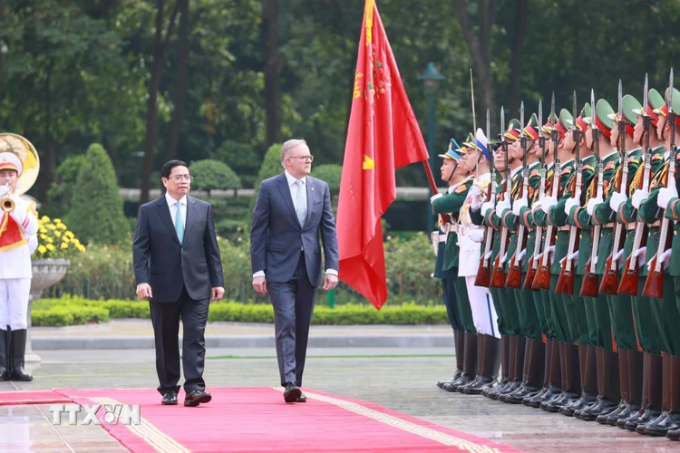 Thủ tướng Phạm Minh Chính và Thủ tướng Australia Anthony Albanese duyệt Đội danh dự Quân đội Nhân dân Việt Nam.(Ảnh: Dương Giang/TTXVN)