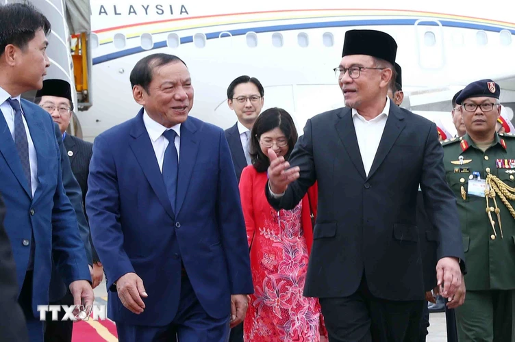 Nhận lời mời của Thủ tướng Chính phủ Phạm Minh Chính, chiều 20/7, Thủ tướng Malaysia Anwar Ibrahim và Phu nhân tới Thủ đô Hà Nội, bắt đầu thăm chính thức Việt Nam. (Ảnh: Phạm Kiên/TTXVN)