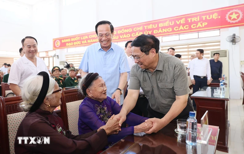 Thủ tướng Phạm Minh Chính thăm hỏi Mẹ Việt Nam Anh hùng.(Ảnh: Dương Giang/TTXVN)