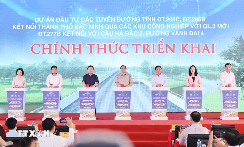 Sáng 30/7, tại Yên Phong, Bắc Ninh, Thủ tướng Phạm Minh Chính dự Lễ Khởi công Dự án Đầu tư các Tuyến Đường tỉnh ĐT.295C và ĐT.277B kết nối thành phố Bắc Ninh qua các Khu Công nghiệp với QL.3 mới; ĐT.277B kết nối với Cầu Hà Bắc 2, Đường Vành đai 4. (Ảnh: Dương Giang/TTXVN)