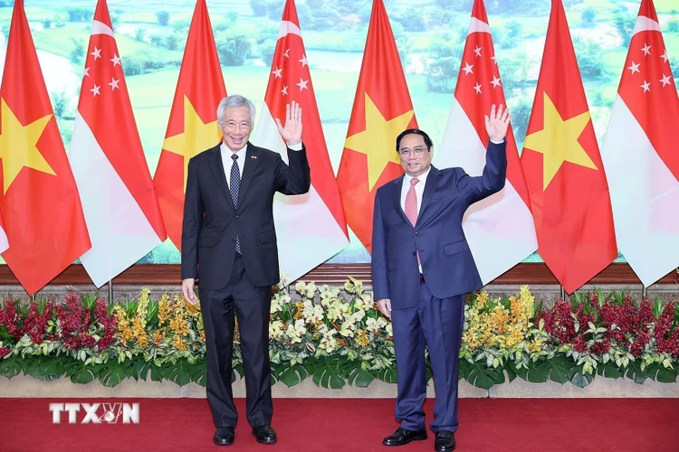 Thủ tướng Phạm Minh Chính và Thủ tướng nước Cộng hòa Singapore Lý Hiển Long chụp ảnh chung. (Ảnh: Dương Giang/TTXVN)