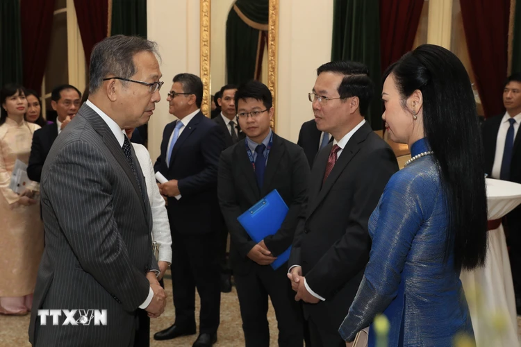 Chủ tịch nước Võ Văn Thưởng và Phu nhân với Đại sứ Nhật Bản tại Việt Nam Yamada Takio dự Chương trình Kỷ niệm. (Ảnh: Lâm Khánh/TTXVN)