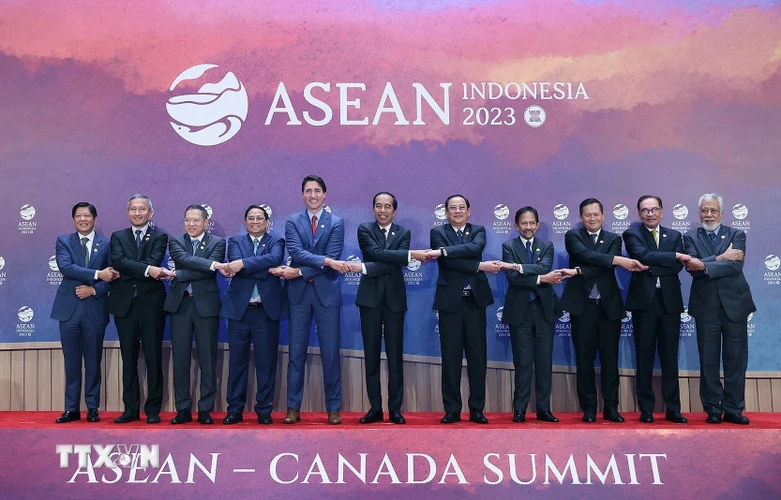 Thủ tướng Phạm Minh Chính và các Trưởng đoàn tham dự Hội nghị Cấp cao Đặc biệt ASEAN-Canada chụp ảnh chung. (Ảnh: Dương Giang/TTXVN)