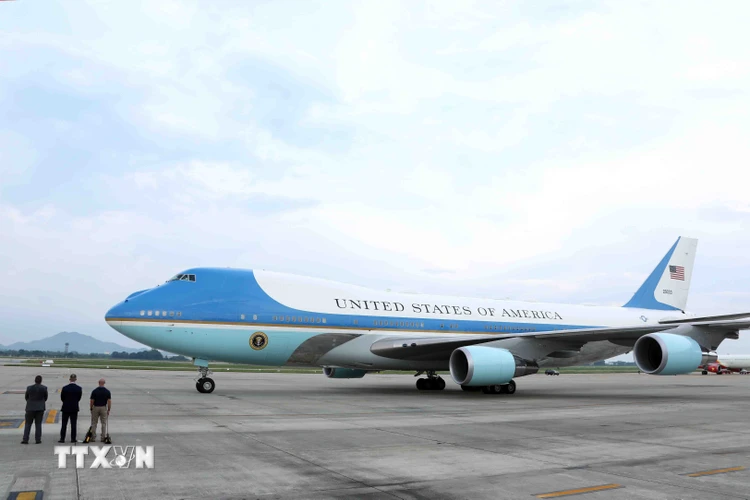 Đúng 15h54 ngày 10/9, chuyên cơ Air Force One chở Tổng thống Hoa Kỳ Joe Biden đáp xuống sân bay quốc tế Nội Bài. (Ảnh: Phạm Kiên/TTXVN)