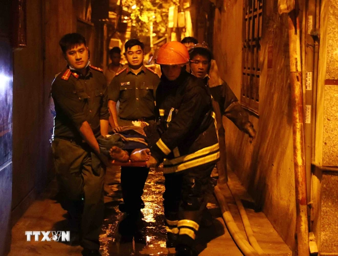 Đêm 12/9, tại một chung cư mini nằm sâu trong hẻm 29/70 Khương Hạ (quận Thanh Xuân, Hà Nội) xảy ra cháy lớn. (Ảnh: Phạm Kiên/TTXVN)