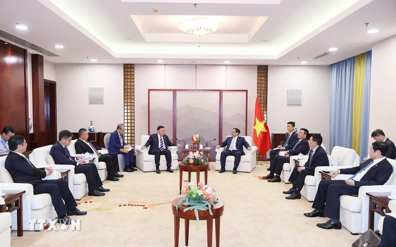Thủ tướng Phạm Minh Chính tiếp một số tập đoàn Trung Quốc đang đầu tư tại Việt Nam. (Ảnh: Dương Giang/TTXVN)