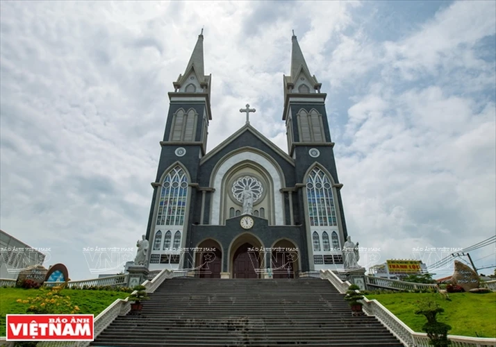 Nhà thờ Phú Cường là nhà thờ có kiến trúc đẹp bậc nhất tỉnh Bình Dương. (Ảnh: Nguyễn Luân/Báo Ảnh Việt Nam)