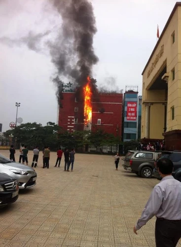 Đám cháy diễn ra ngay cạnh Nhà hát Quân đội (Ảnh: Bạn đọc Kiên T./Vietnam+)