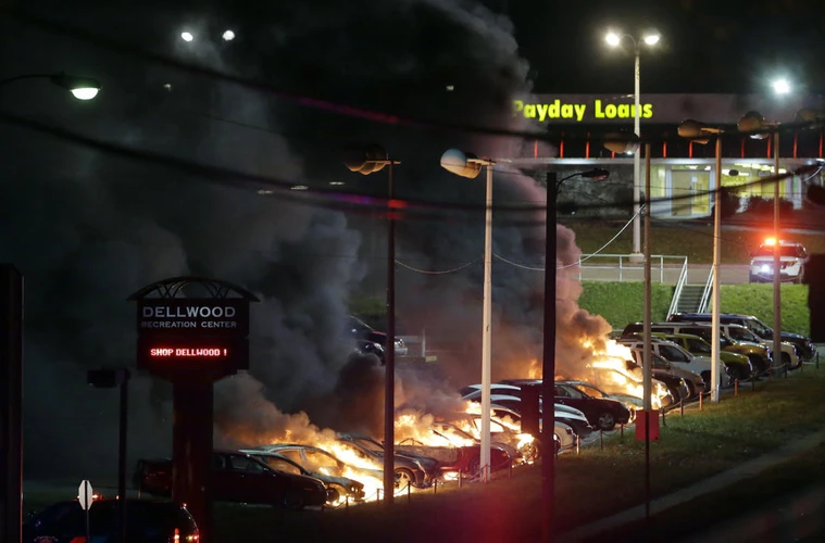 Những chiếc xe bốc cháy tại một cửa hàng bán xe ô tô vào thứ 3 ngày 25/11 ở Dellwood, Missouri, Mỹ. (Nguồn: AP)