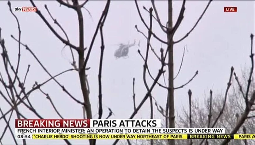 Hình ảnh truyền trực tiếp trên truyền hình Pháp về cuộc truy đuổi hai kẻ tình nghi