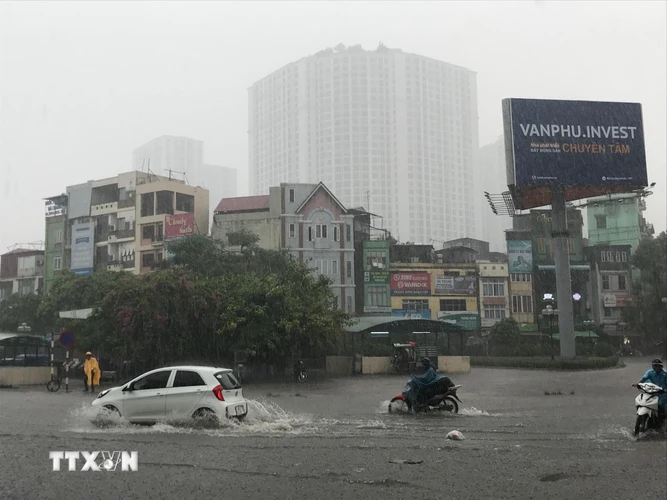 Mưa lớn gây ngập cục bộ ở đường Nguyễn Trãi. (Ảnh: Trọng Đạt/TTXVN)