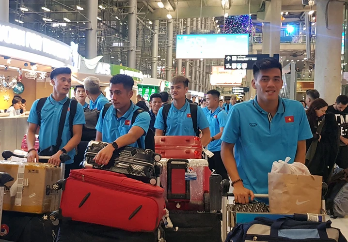 Các cầu thủ U23 Việt Nam đã đặt chân đến Thái Lan sau chuyến bay từ Thành phố Hồ Chí Minh. (Nguồn: VFF)