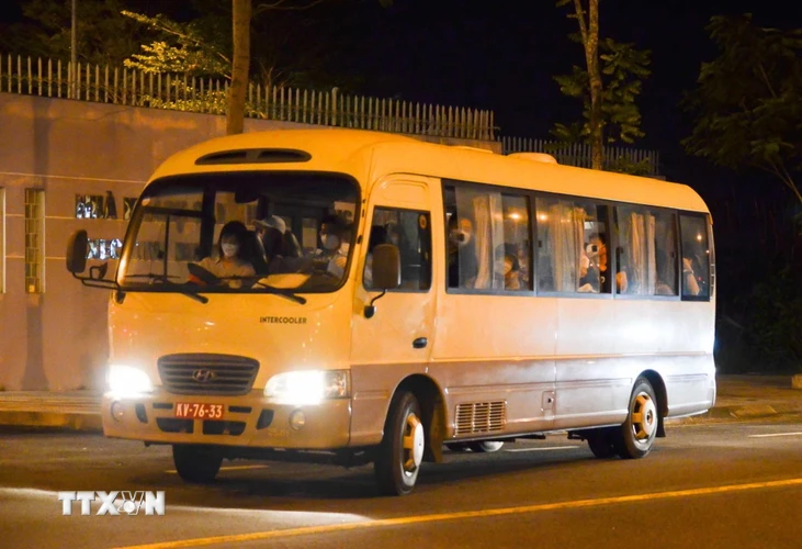 Xe chở 20 hành khách Hàn Quốc từ Bệnh viện Phổi Đà Nẵng đến Sân bay Quốc tế Đà Nẵng. (Ảnh: Văn Dũng/TTXVN)