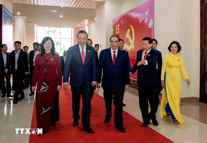 Bộ trưởng Bộ Công an Đại tướng Tô Lâm, Nguyên Tổng Bí thư Nông Đức Mạnh và các đồng chí lãnh đạo tỉnh Bắc Ninh đến dự Đại hội. (Ảnh: Thanh Thương/TTXVN)