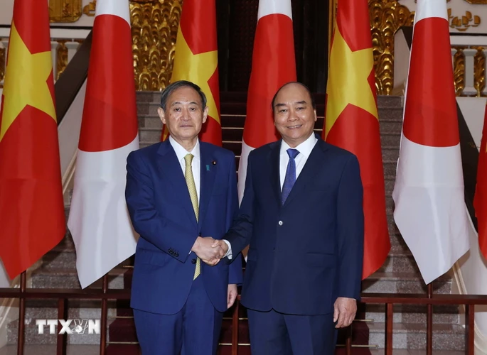 Thủ tướng Nguyễn Xuân Phúc chụp ảnh chung với Thủ tướng Nhật Bản Suga Yoshihide tại trụ sở Chính phủ. (Ảnh: Thống Nhất/TTXVN)