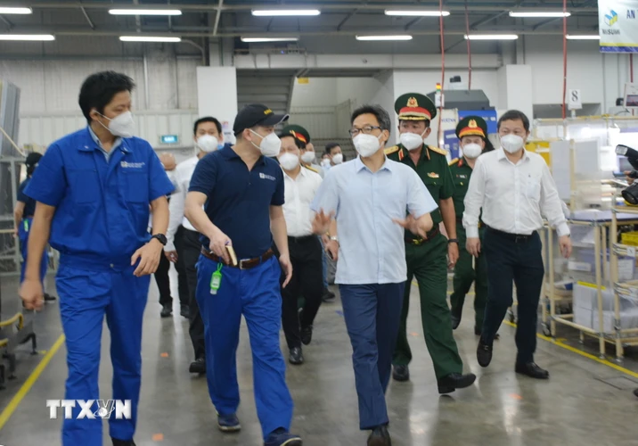 Phó Thủ tướng Chính phủ Vũ Đức Đam thăm, kiểm tra hoạt động sản xuất kinh doanh tại Khu Công nghiệp Linh Trung 1 trong ngày đầu nới lỏng giãn cách xã hội. (Ảnh: Hồng Pha/TTXVN phát)