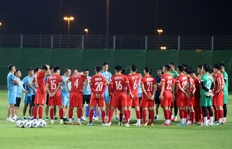 Tối 1/10, đội tuyển Việt Nam đã có buổi tập đầu tiên trên sân Sharjah (UAE) để chuẩn bị cho trận đấu với Trung Quốc. (Nguồn: VFF)