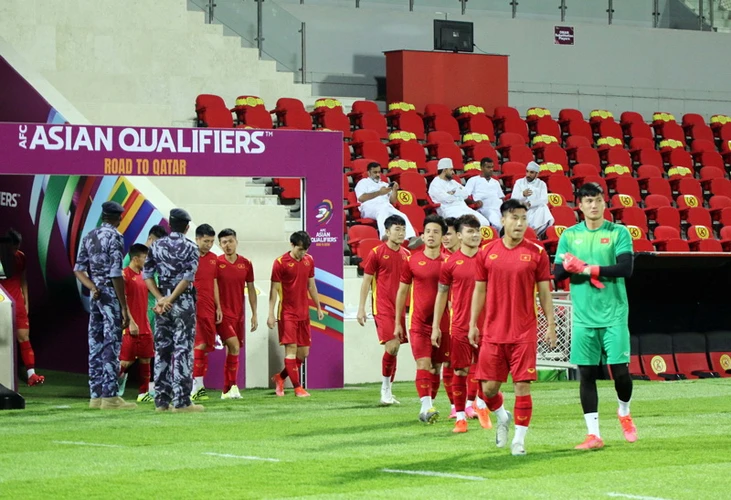 Đội tuyển Việt Nam làm quen sân thi đấu Sultan Qaboos. (Nguồn: VFF)