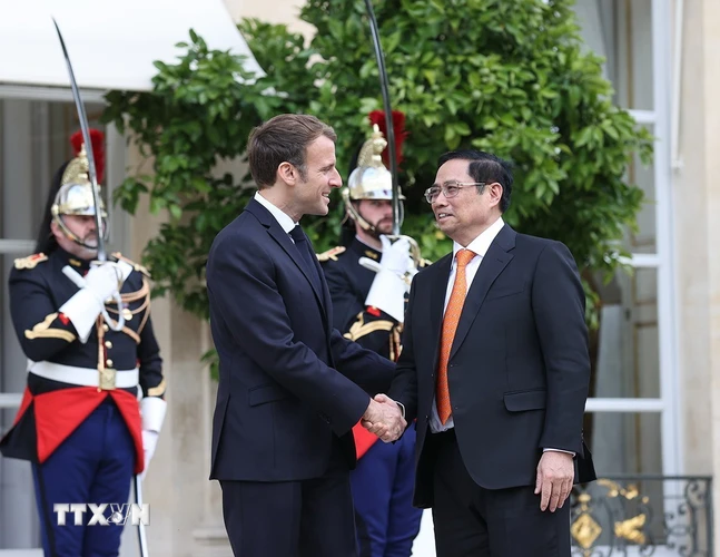 Tổng thống Cộng hòa Pháp Emmanuel Macron và Thủ tướng Chính phủ Phạm Minh Chính. Ảnh: Dương Giang-TTXVN