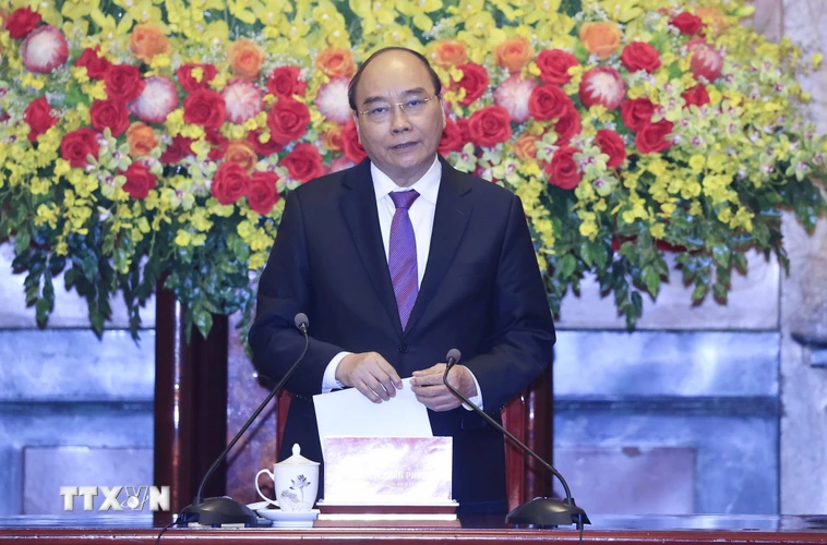 Chủ tịch nước Nguyễn Xuân Phúc phát biểu tại buổi tiếp các đại biểu tiêu biểu đại diện cho các đại biểu về dự Đại hội đại biểu Phụ nữ Quân đội lần thứ VII. (Ảnh: Thống Nhất/TTXVN)