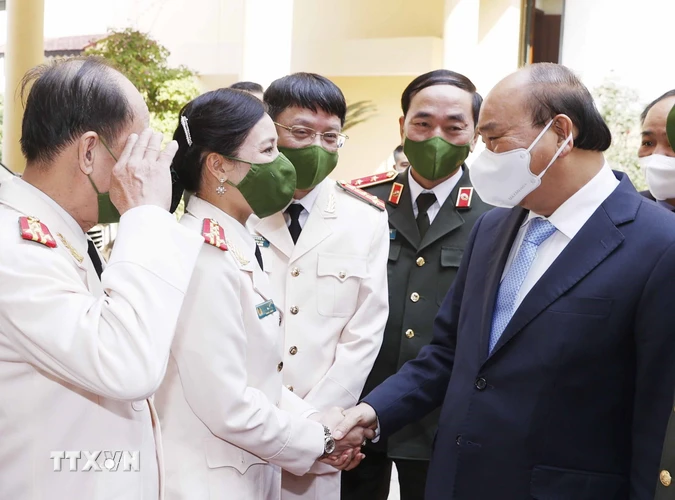 Chủ tịch nước Nguyễn Xuân Phúc với các đại biểu tham dự buổi lễ. (Ảnh: Thống Nhất/TTXVN)