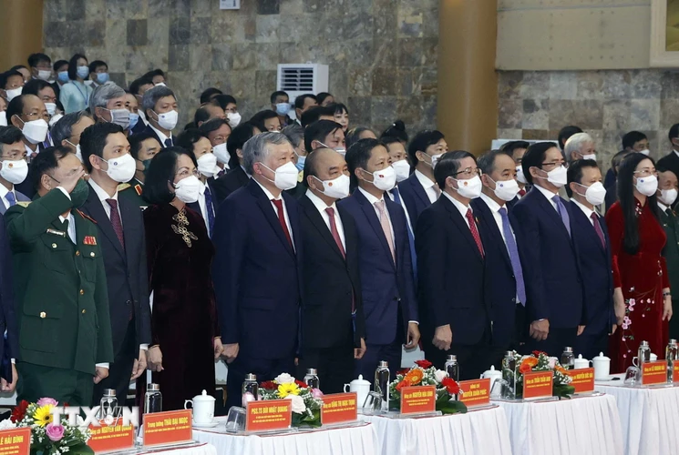 Chủ tịch nước Nguyễn Xuân Phúc và các đại biểu thực hiện nghi thức chào cờ tại buổi lễ. (Ảnh: Thống Nhất/TTXVN)