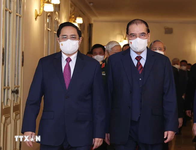 Thủ tướng Phạm Minh Chính (trái) và nguyên Tổng Bí thư Nông Đức Mạnh (phải) đến dự Lễ trao Giải báo chí toàn quốc về xây dựng Đảng lần thứ VI. (Ảnh: Dương Giang/TTXVN)