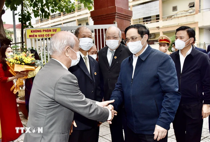 Thủ tướng Phạm Minh Chính đến thăm, chúc Tết các hội viên Câu lạc bộ Hàm Rồng. (Ảnh: Dương Giang/TTXVN)