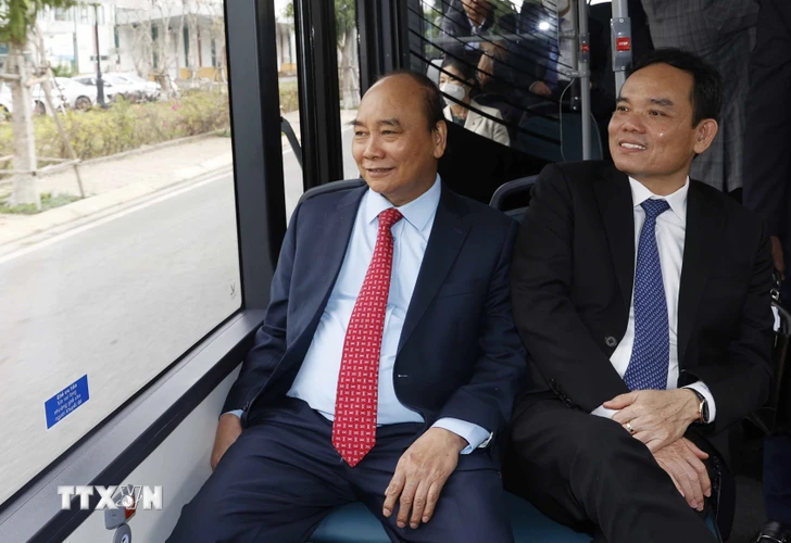Chủ tịch nước Nguyễn Xuân Phúc tham quan Nhà máy sản xuất ôtô Vinfast. (Ảnh: Thống Nhất/TTXVN)