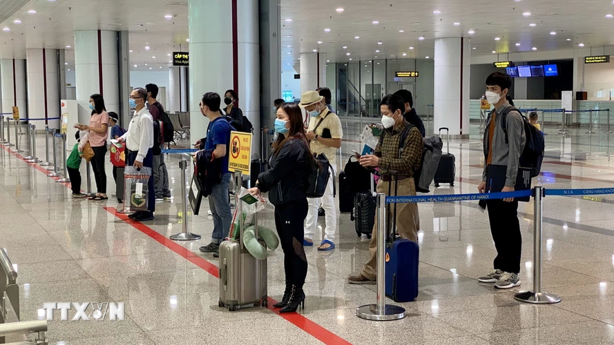 11h30 ngày 15/3/2022, Cảng HKQT Nội Bài đón chuyến bay SQ192 của hãng hàng không Singapore Airlines từ Singapore đến Hà Nội hạ cánh an toàn, đánh dấu một mốc mới Việt Nam. (Ảnh: TTXVN)